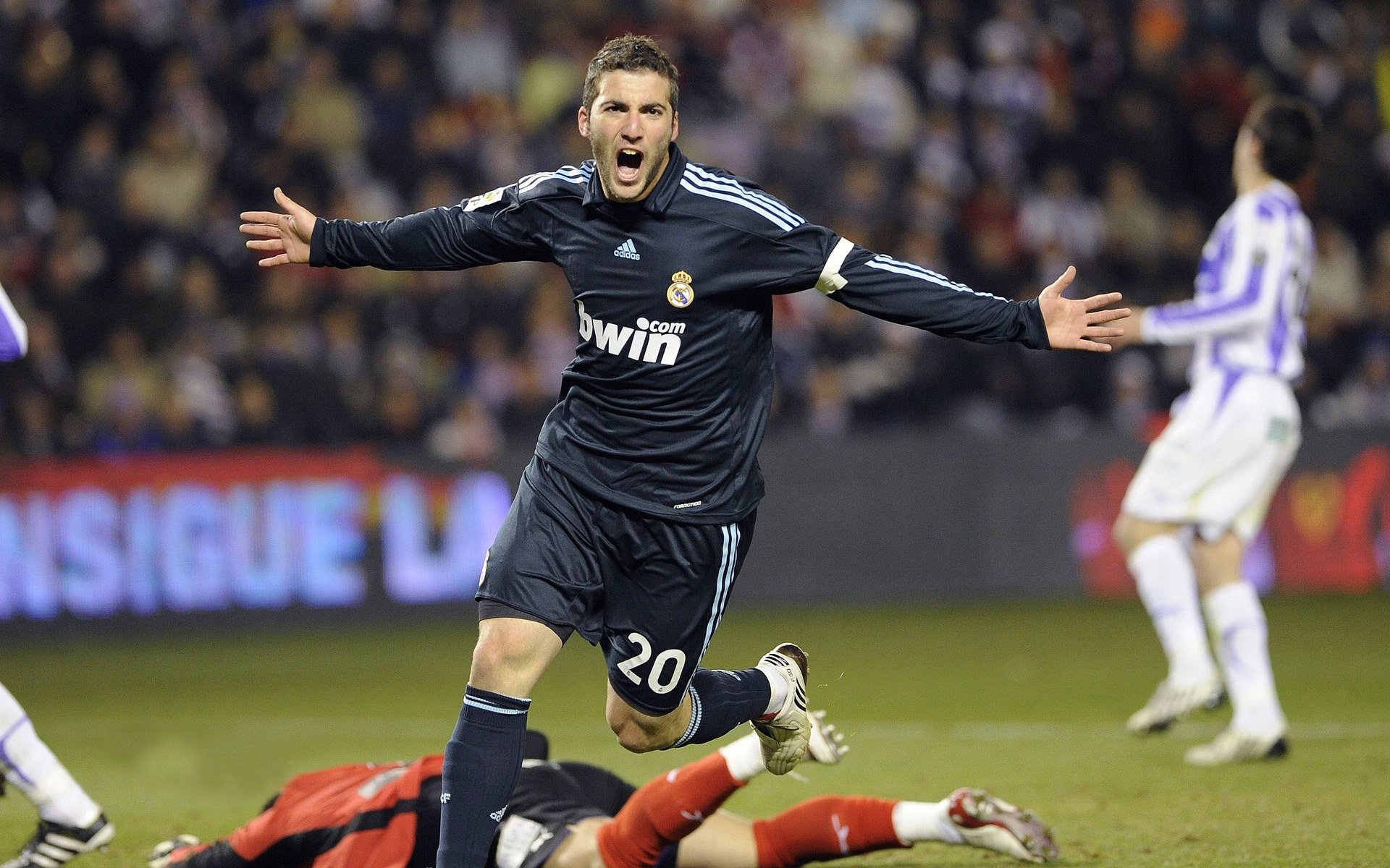 欧冠赞助商全力投入，赛事商业价值不断提升，欧冠赞助费